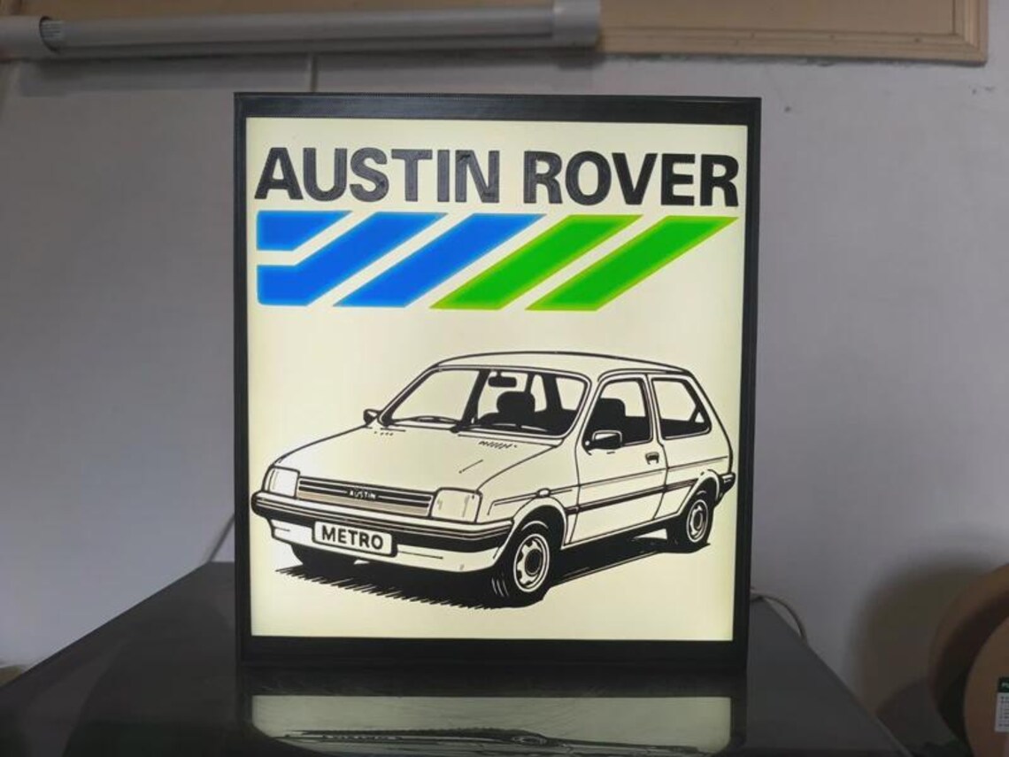 Luminária Austin Rover Metro — fotografia real em exposição